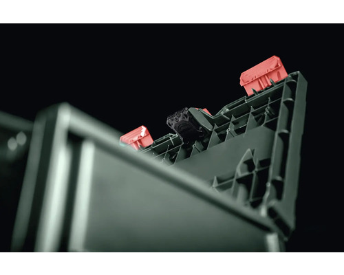 Detailansicht einer Werkzeugkiste mit Kleinteilemagazin und Tragegriffen