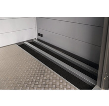 Blick in einen Anhänger mit Bodenrampe und Aluminiumprofilen