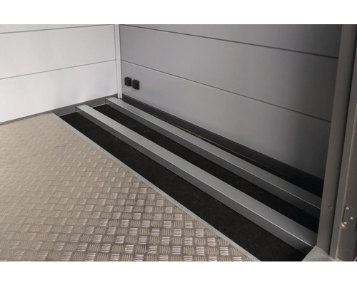 Blick in einen Anhänger mit Aluminiumboden und rutschfesten Streifen