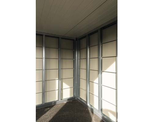 Innenansicht eines Gartenhauses mit Rahmen und Paneelen