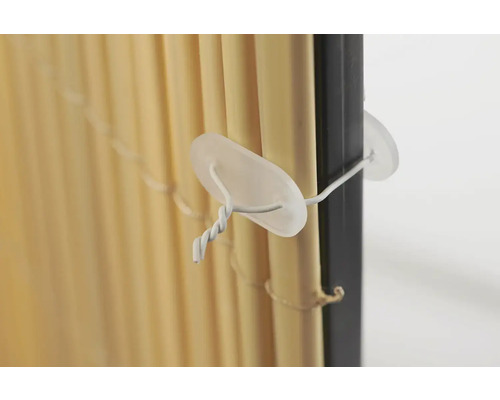 Detailansicht einer Bambusjalousie mit Halteösen