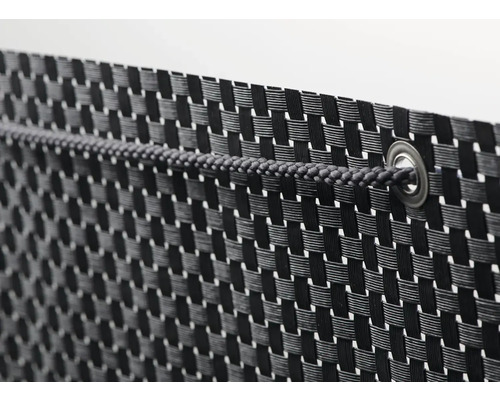 Detailansicht eines Sichtschutzzauns aus geflochtenem Material mit Kordel