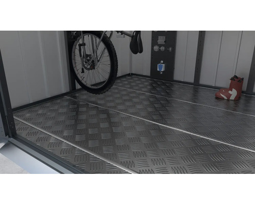 Innenraum einer Gerätebox mit Aluminiumboden, Fahrrad und Stiefel