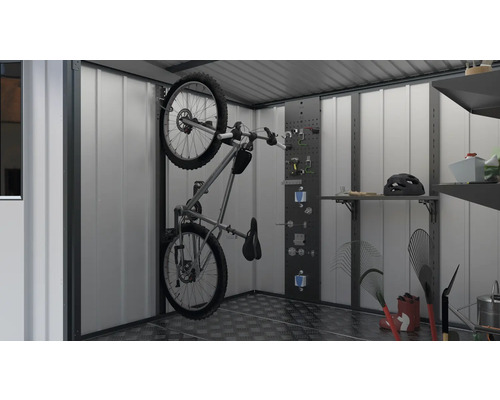 Ein Fahrrad ist an der Wand in einem Gartenhaus montiert, zusammen mit Regalen und Werkzeugen zur Aufbewahrung.