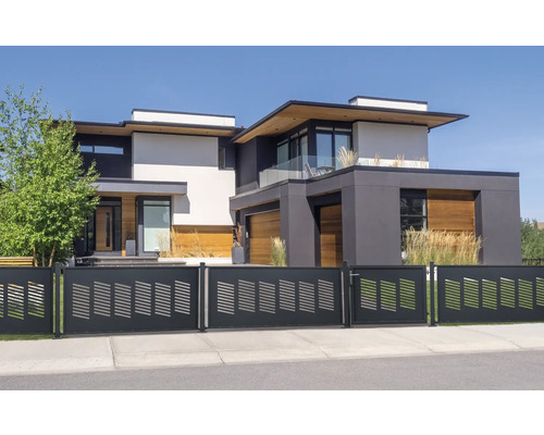 Modernes Haus mit Schiebetor aus Metall