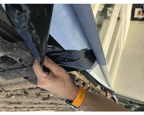 Anbringen einer Dachfolie auf einem Dach