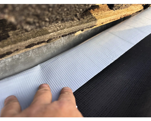 Nahaufnahme eines Dichtungsbandes am Dach eines Hauses