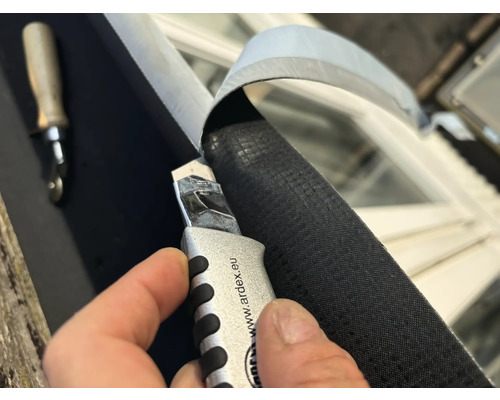 Zuschneiden von Dichtband mit einem Cuttermesser