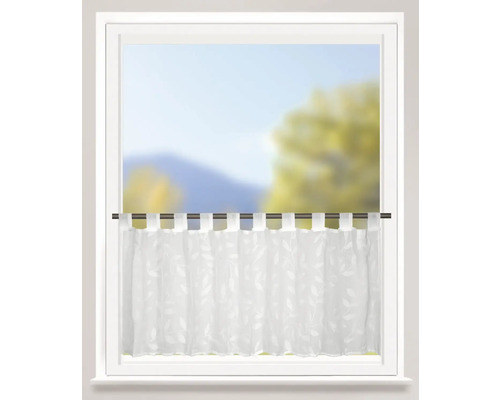 Gardinenstore mit Blattmuster vor einem Fenster