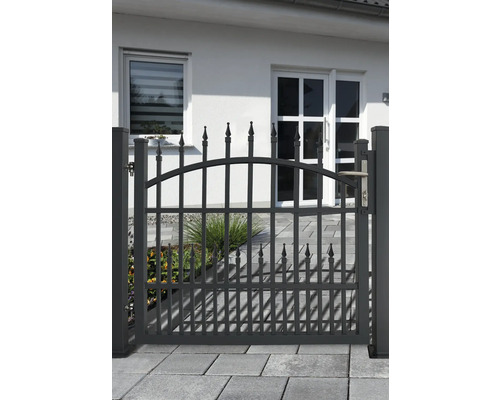 Metall Gartentor mit Torpfosten vor einem Haus