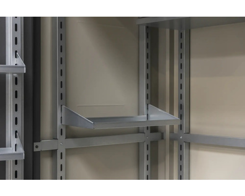 Detailansicht eines Metallregalsystems mit Regalböden und Lochschienen