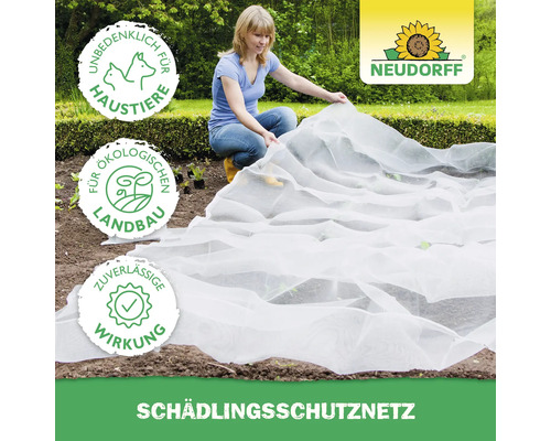 Frau legt Schädlingsschutznetz über Gartenbeet, Neudorff Logo. Unbedenklich für Haustiere Siegel. Für ökologischen Landbau Siegel. Zuverlässige Wirkung Siegel.
