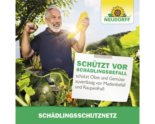 Mann freut sich über seine Zucchini vor dem Schild Schädlingsschutznetz