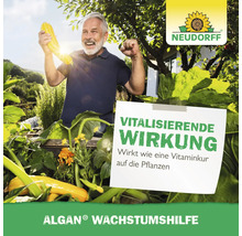 Mann freut sich über gelbe Zucchini im Garten mit Neudorff Logo und Hinweis auf vitalisierende Wirkung von Algan Wachstumshilfe