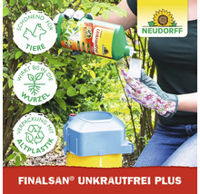 "Anwender füllt Finalsan Unkrautfrei Plus in einen Messbecher