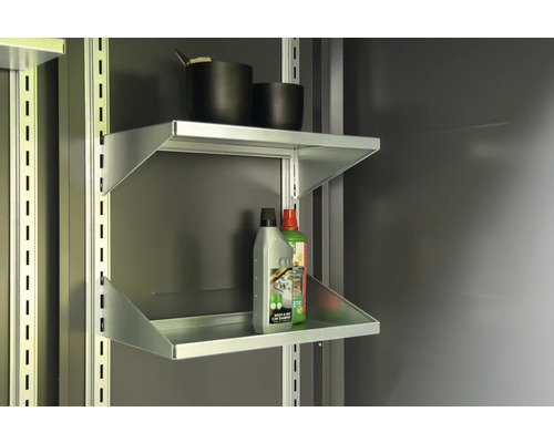 Regalsystem mit Ablageflächen und Produkten im Lagerraum.