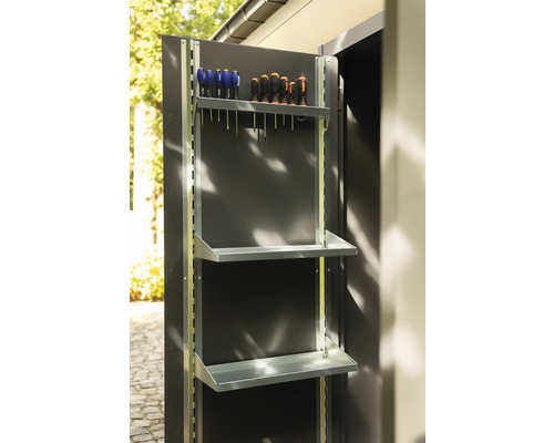 Offener Geräteschrank mit Werkzeugen und Regalen