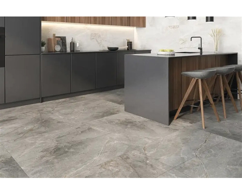 Moderne Küche mit Kücheninsel, Barhockern und Bodenfliesen in Steinoptik.