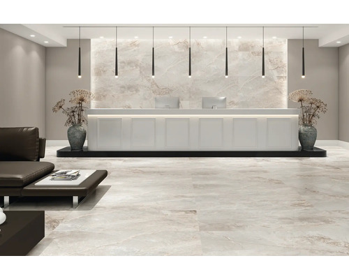 Innenraum mit Marmorboden, Rezeption und Sitzecke