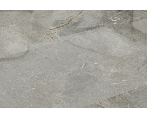 Verlegung mit grauen Bodenfliesen in Marmoroptik