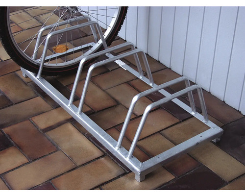 Fahrradständer für vier Fahrräder aus Metall mit einem Fahrrad