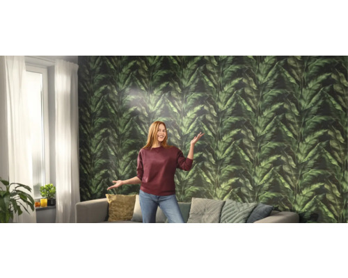 Wohnzimmer mit grüner Blättertapete, Couch und Fenster