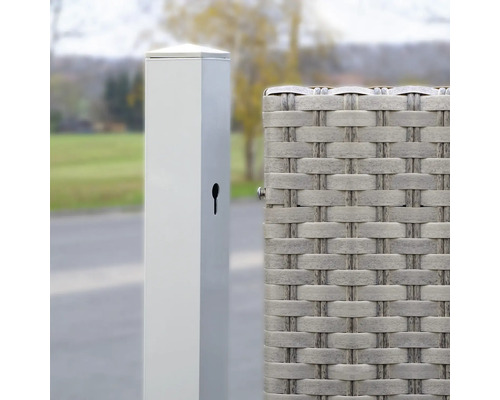 Detailansicht eines Sichtschutzzauns mit Metallpfosten und geflochtenem Element