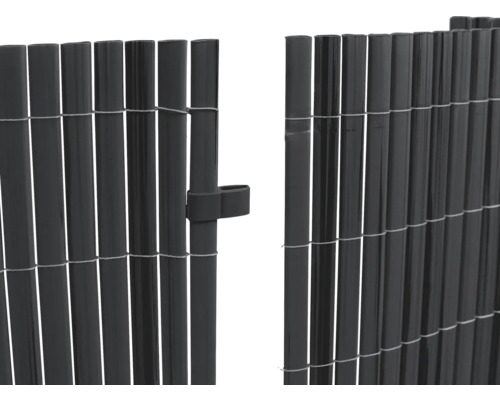 Sichtschutzzaun aus Kunststoff mit Öffnung