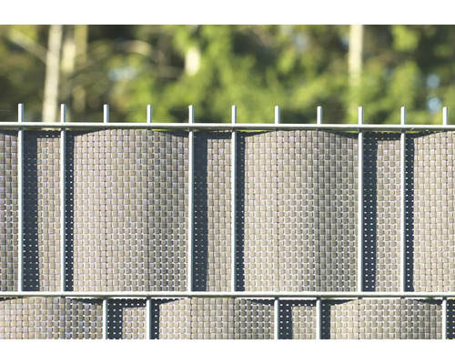 Sichtschutzmatte aus Kunststoffgeflecht an einem Metallzaun
