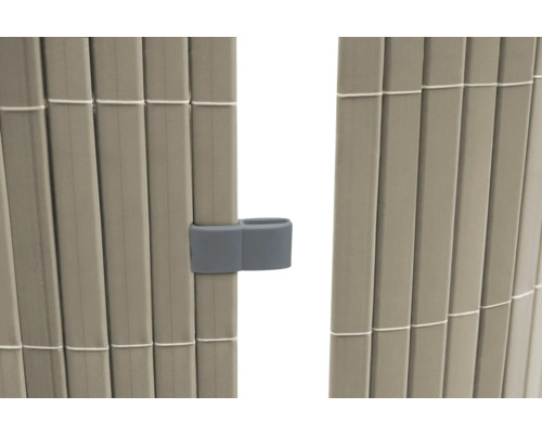 Detailansicht eines Sichtschutzzaunes mit einem Verschlussmechanismus