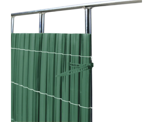 Grüner Sichtschutz aus Kunststoff an einem Geländer befestigt