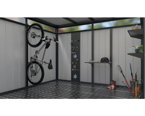 Innenansicht eines Gerätehauses mit Fahrrad, Werkzeugen, Regalen und Gartengeräten