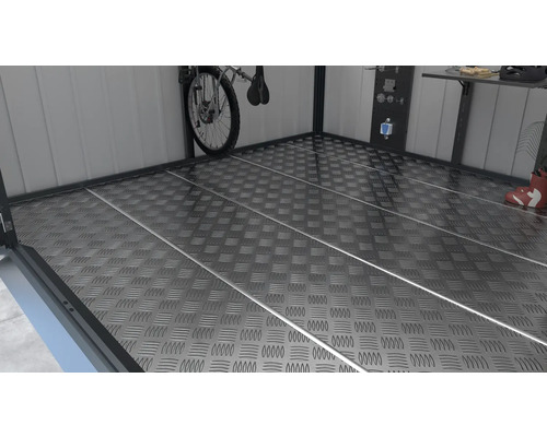 Aluminiumboden mit Riffelblechprofil im Innenraum einer Gerätebox