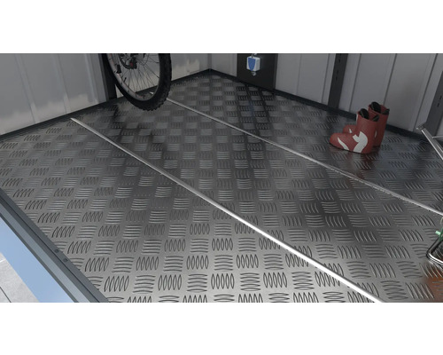 Metallboden mit Riffelblechmuster in einem Schuppen, mit Fahrrad, Stiefeln und Regalen