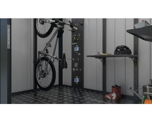 Fahrrad an der Wandhalterung, Werkzeugwand, Regale und Gartengeräte in einem Schuppen