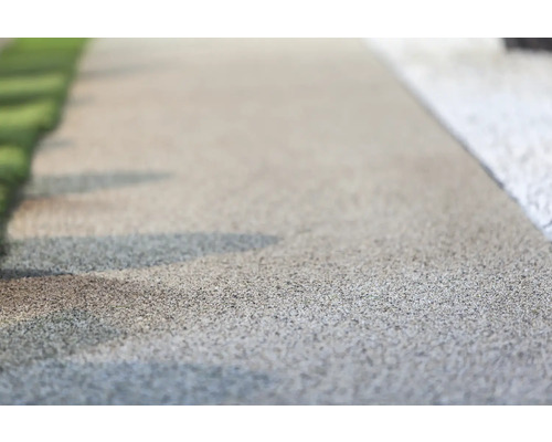 Nahaufnahme eines Kiesweges im Garten