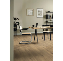 Heller Raum mit Holzboden, Schreibtisch, Stuhl und Regal