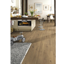 Moderne Küche mit Holzboden und Kochinsel