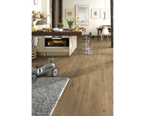 Moderne Küche mit Holzboden und Kochinsel