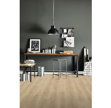 Arbeitszimmer mit Schreibtisch, Stuhl, Hängelampe und Dekoration