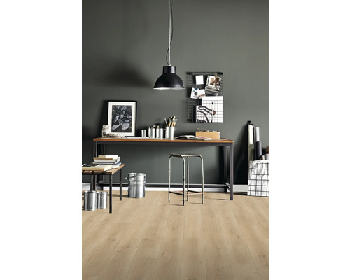 Arbeitszimmer mit Schreibtisch, Stuhl, Hängelampe und Dekoration