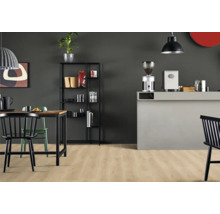 Inneneinrichtung mit Tisch, Stühlen, Regal und Küchenzeile