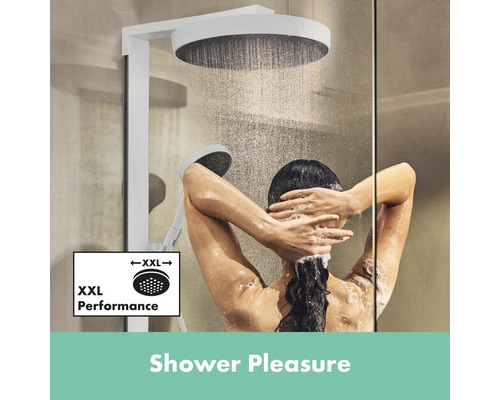 Frau unter der Dusche mit Kopfbrause und Handbrause