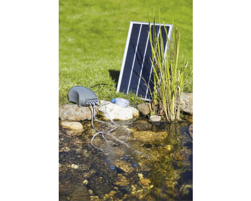 Solar Teichbelüfter-Set neben einem Teich