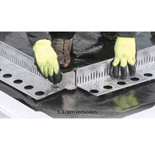 Person verbindet Metallecken eines Dachrinnenbausatzes.