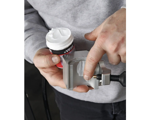 Person trägt Virax Gewindeschneidöl auf ein Werkstück auf