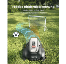 Rasenmähroboter auf einer Rasenfläche mit Fußball und Tor