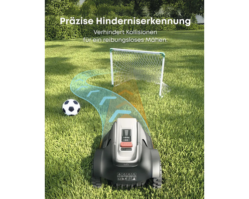 Rasenmähroboter auf einer Rasenfläche mit Fußball und Tor