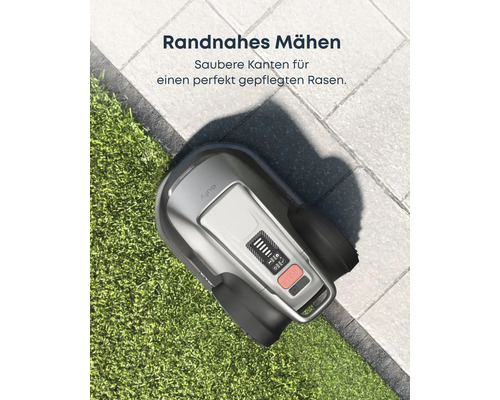 Rasenmähroboter beim Kantenschneiden von Rasenflächen