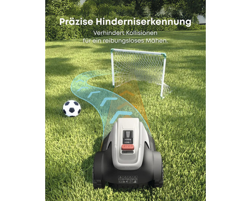 Ein Rasenmähroboter umfährt auf einer Rasenfläche ein Fußballtor und einen Fußball.